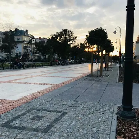 - Trzy Korony Z Widokiem Na Morze Plaza Promenada 슈비노우이스쳬