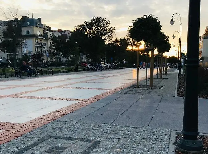 - Trzy Korony Z Widokiem Na Morze Plaza Promenada 斯维诺乌伊希切